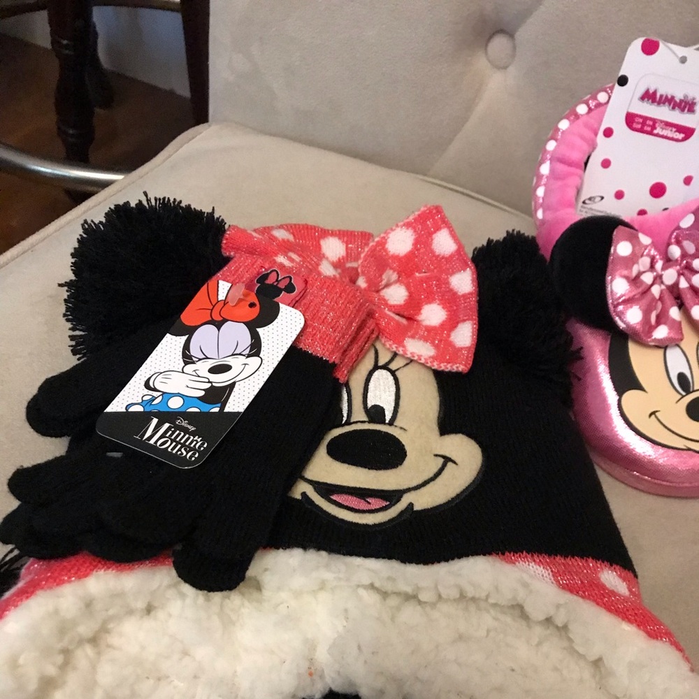 Disney hat gloves and slippers set - Picture 2 of 5